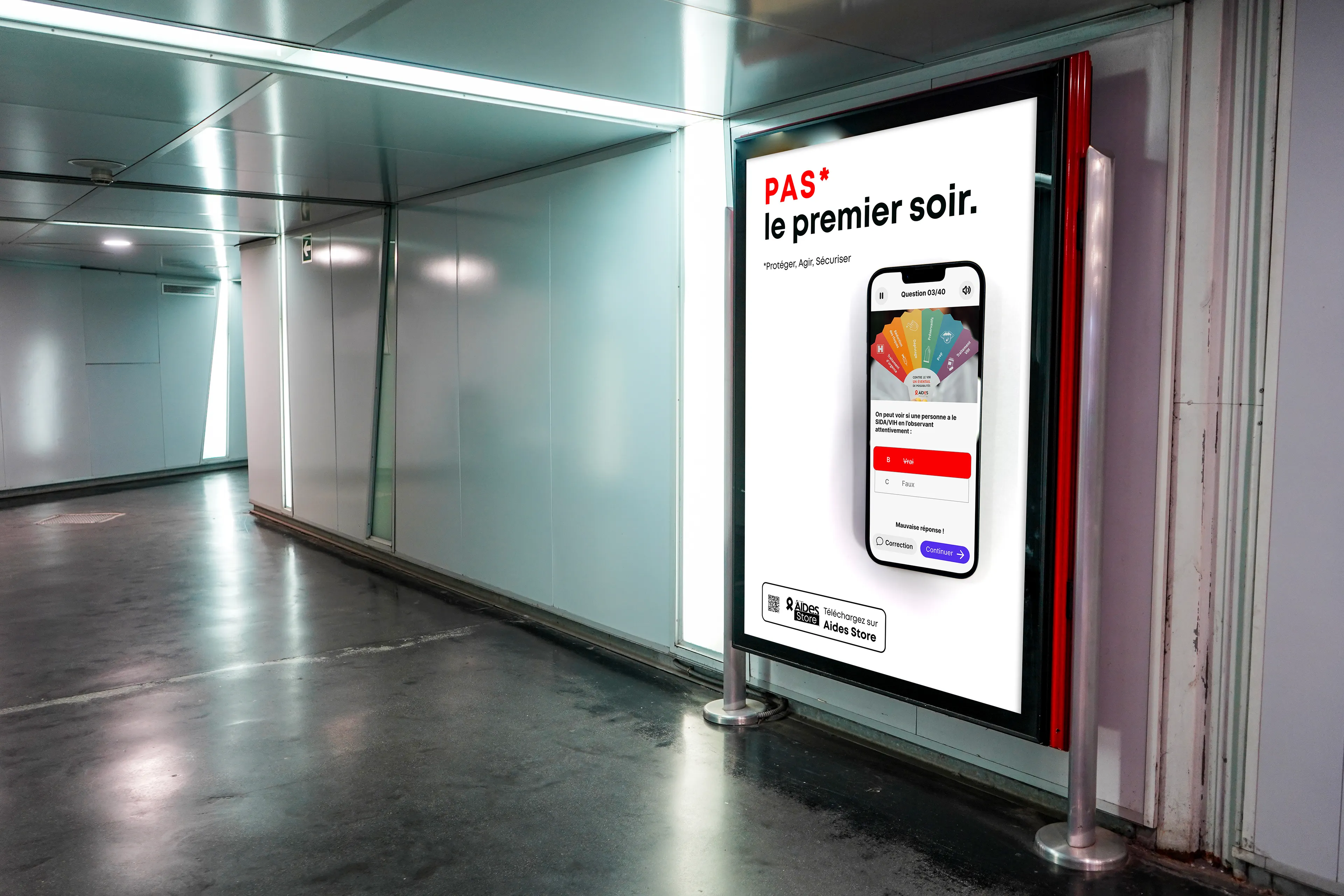 Abribus avec l'affiche de campagne MllePitch · affichage urbain